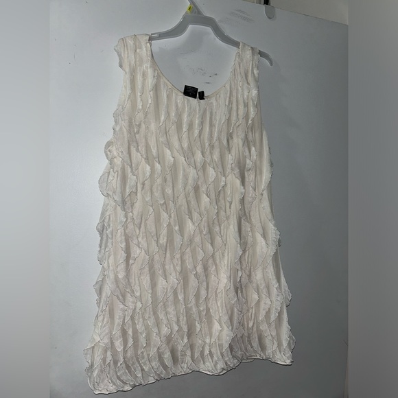 NEW DIRECTION Pretty Floral top - Picture 2 of 3